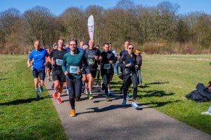 Deelnemers lopen samen richting de KPMG Lentemarathon