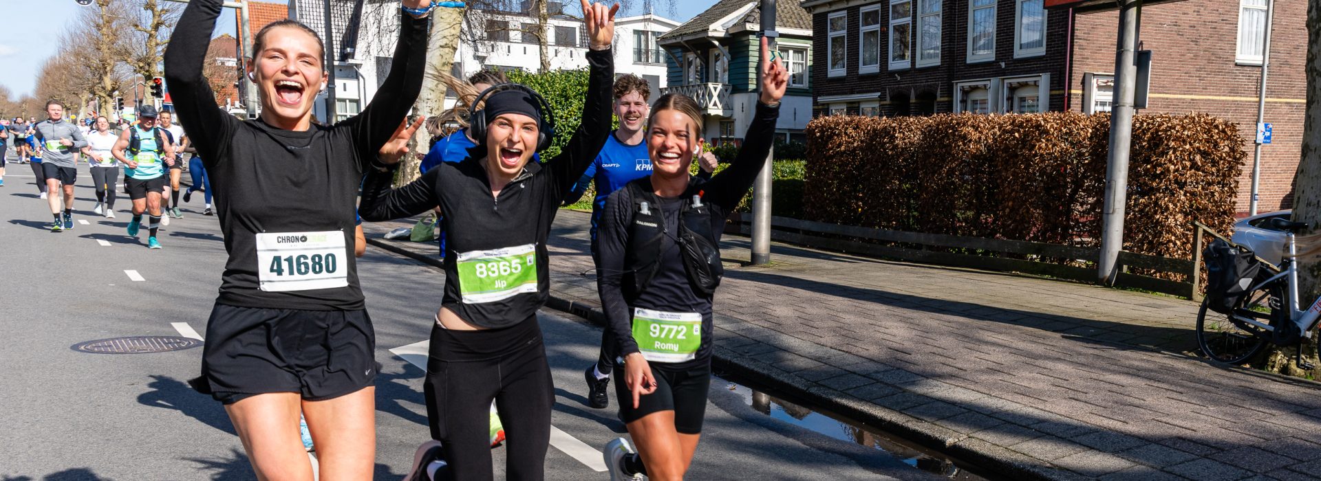 Lente Marathon Amstelveen Terugblik op een eerdere editie van de KPMG Lentemarathon in Amstelveen. Hardlopers vertrekken vanaf het Stadshart voor een route door onder meer het Amsterdamse Bos, het Oude Dorp en langs de Amstel. In het weekend van 14 en 15 maart 2026 wordt de Lentemarathon voor de achtste keer georganiseerd met afstanden van 5 en 10 kilometer, een halve en hele marathon, een Kids Run en een Lentewandeling. Foto: Mel Boas/Marathonphoto.com